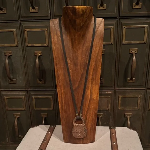 Rustic lock necklace - Picture 1 of 4